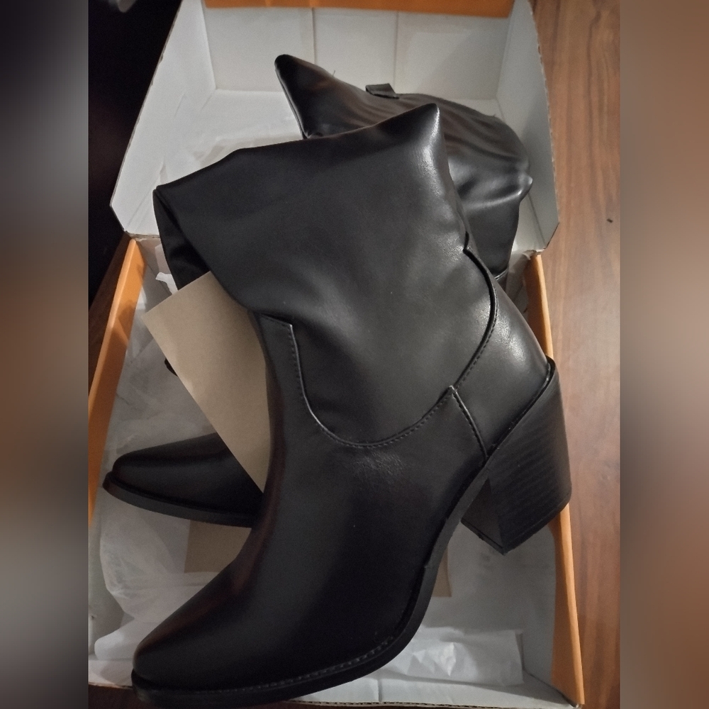 CHASE AND CHLOE black Western Boot 7.5